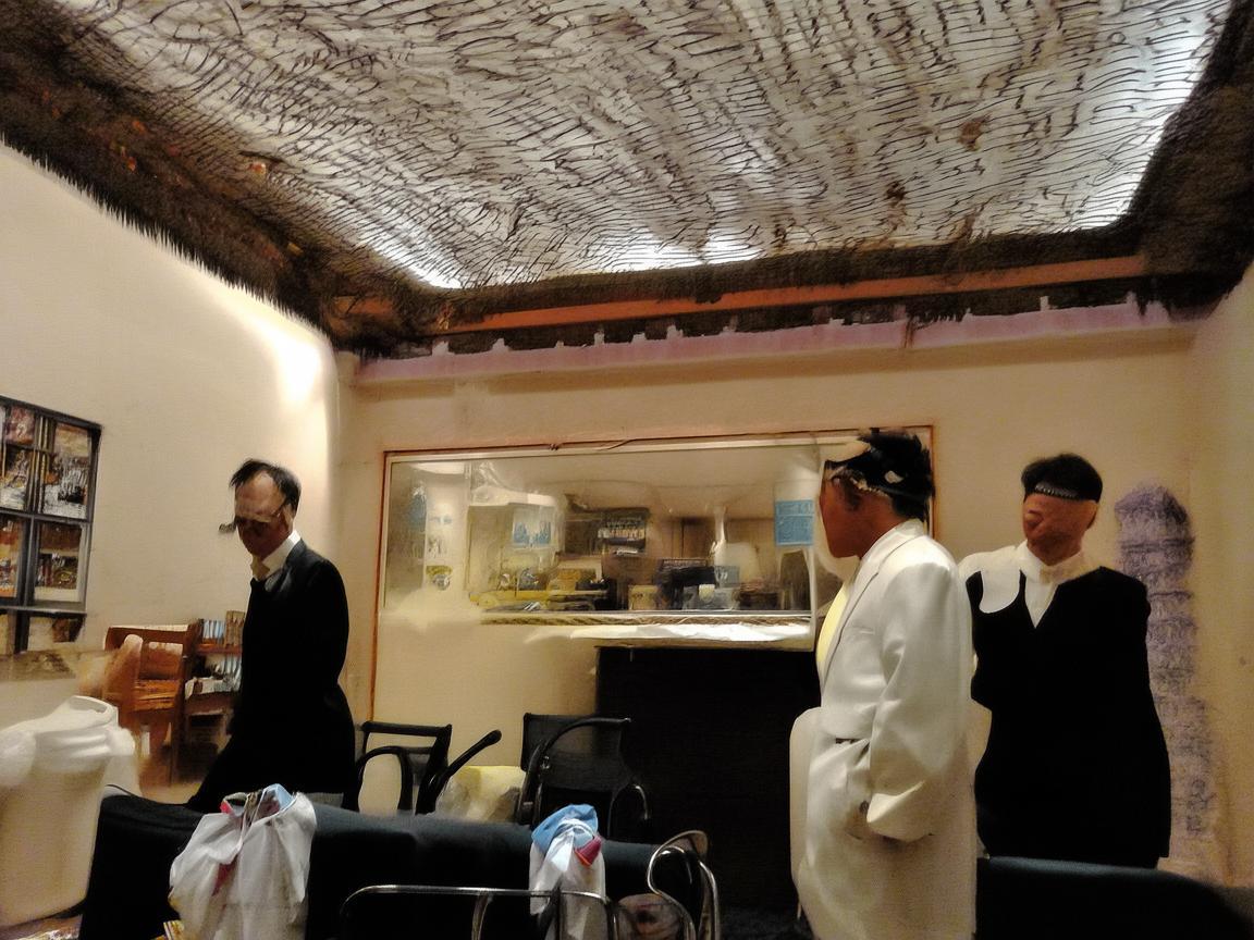 太阳镜下的光影，金属艺术与生活的微妙交织