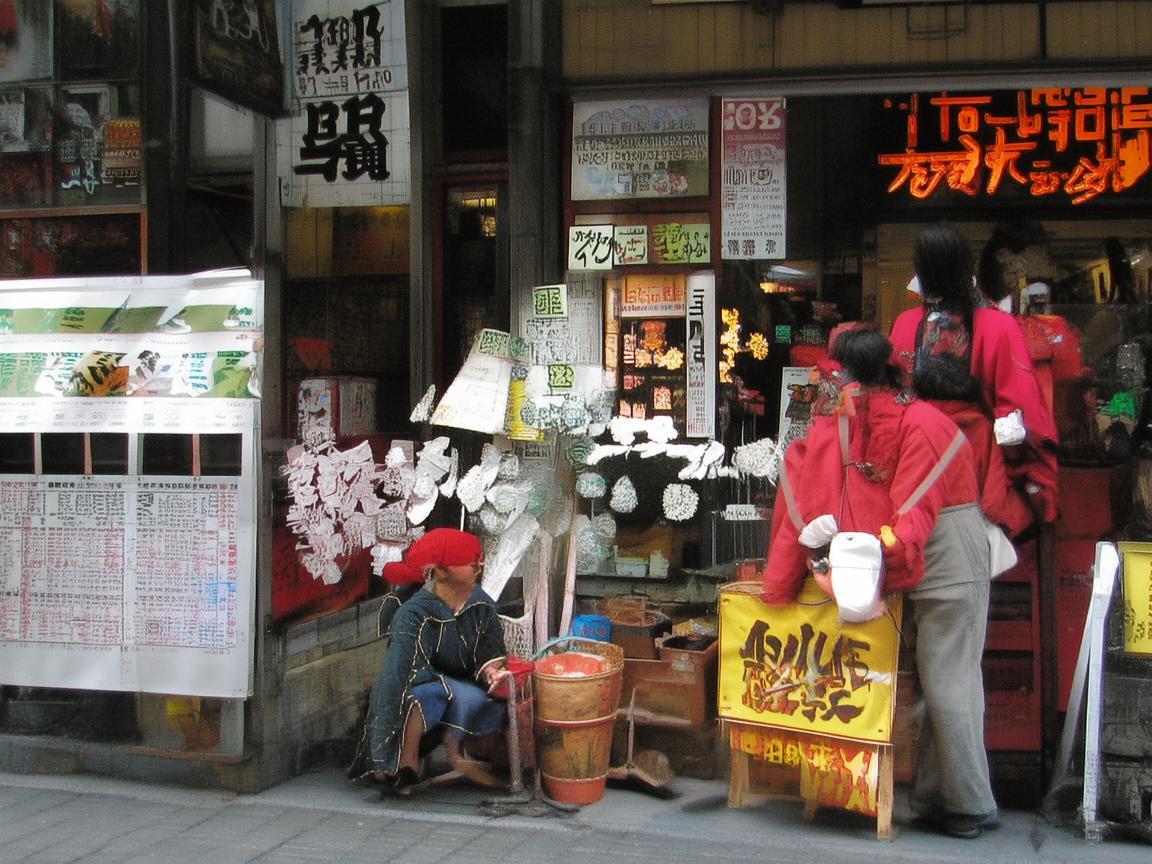 金属之韵，卫生间置物架的日常生活诗篇