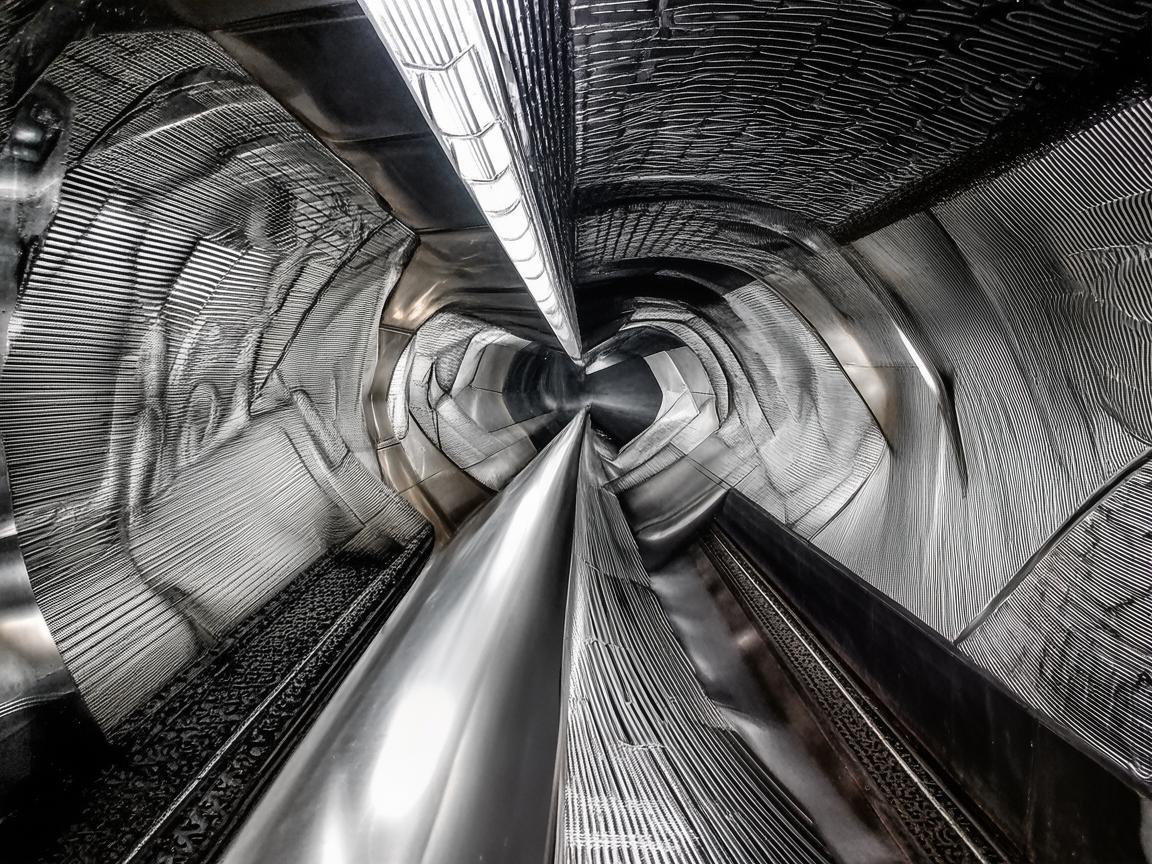 地铁之韵，金属艺术家的都市脉动