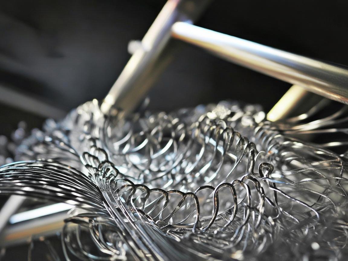 折叠梯下的金属艺术，生活的坚韧与灵动