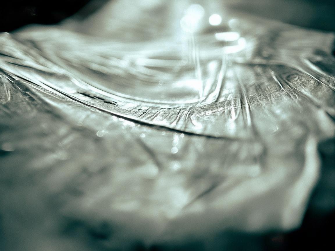 金属艺术与保鲜膜下的生活印记