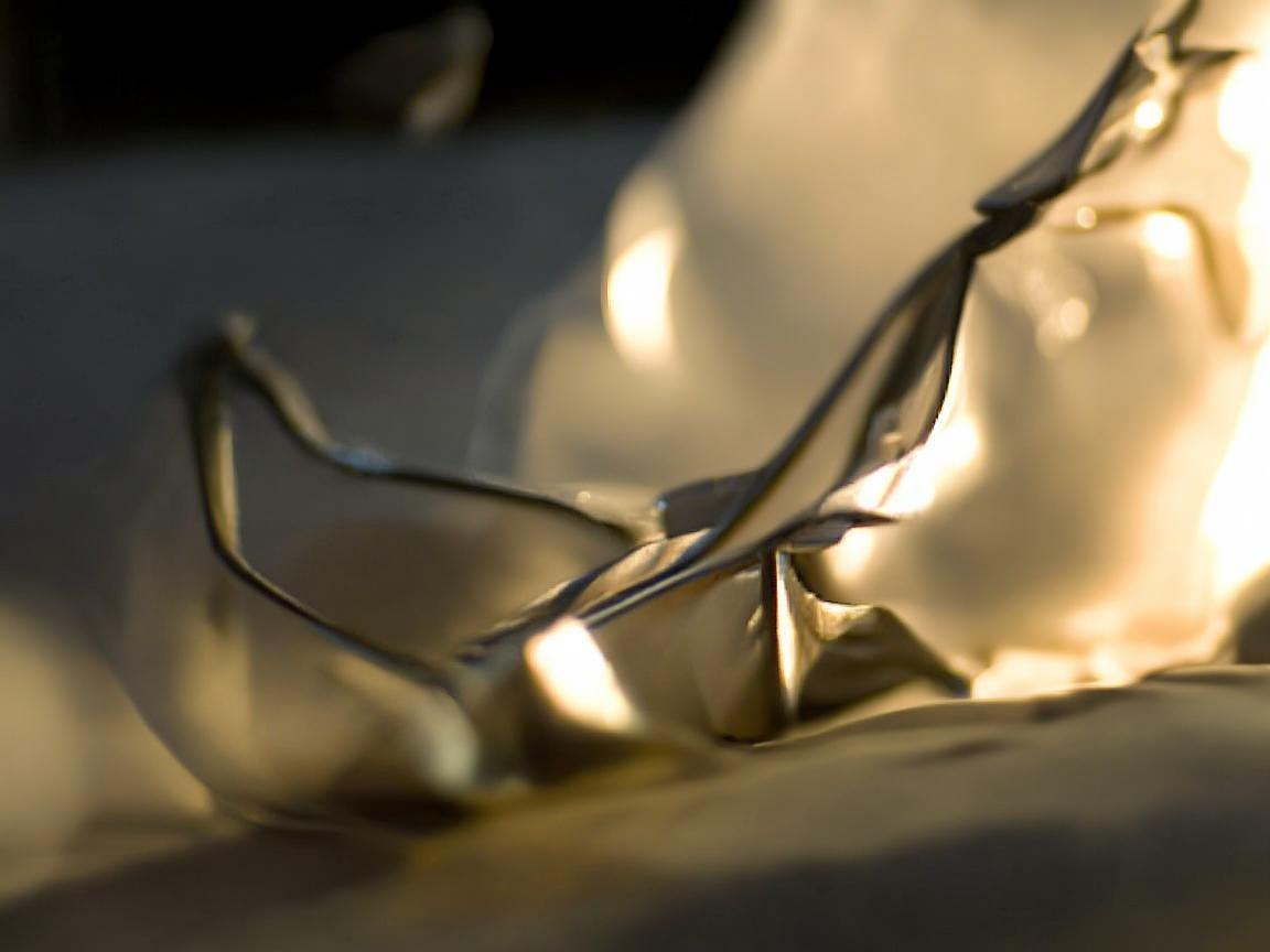 收纳袋里的金属艺术，生活中的坚韧与灵动