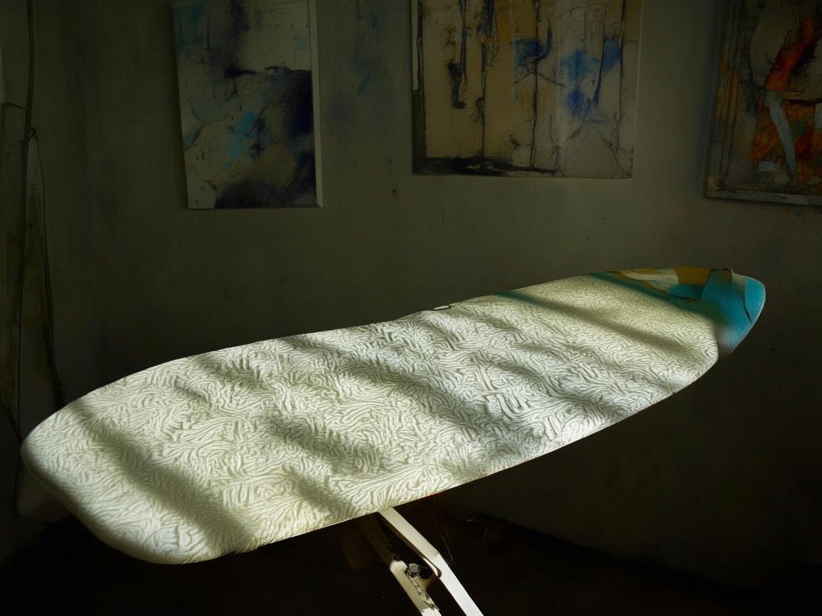 烫衣板上的金属印记，生活与艺术的交融