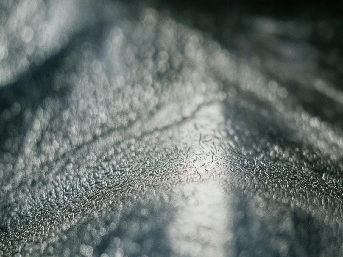 玻璃贴纸下的金属光泽，生活中的微妙艺术